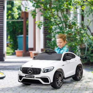12V Mercedes-Benz AMG GLC63S COUPE Elektrisk børnekøretøj med fjernbetjening og sikkerhedssele, 2 x 35W motorer, hvid, 115 x 70 x 55 cm