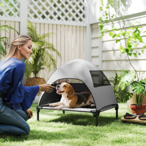 Udendørs hundeseng med tag, hævet hundeseng til mellemstore hunde, kølende kæledyrsseng med vaskbar metalramme og bæretaske, kæledyrsseng til udendørs camping, 76x61x71cm, lysegrå