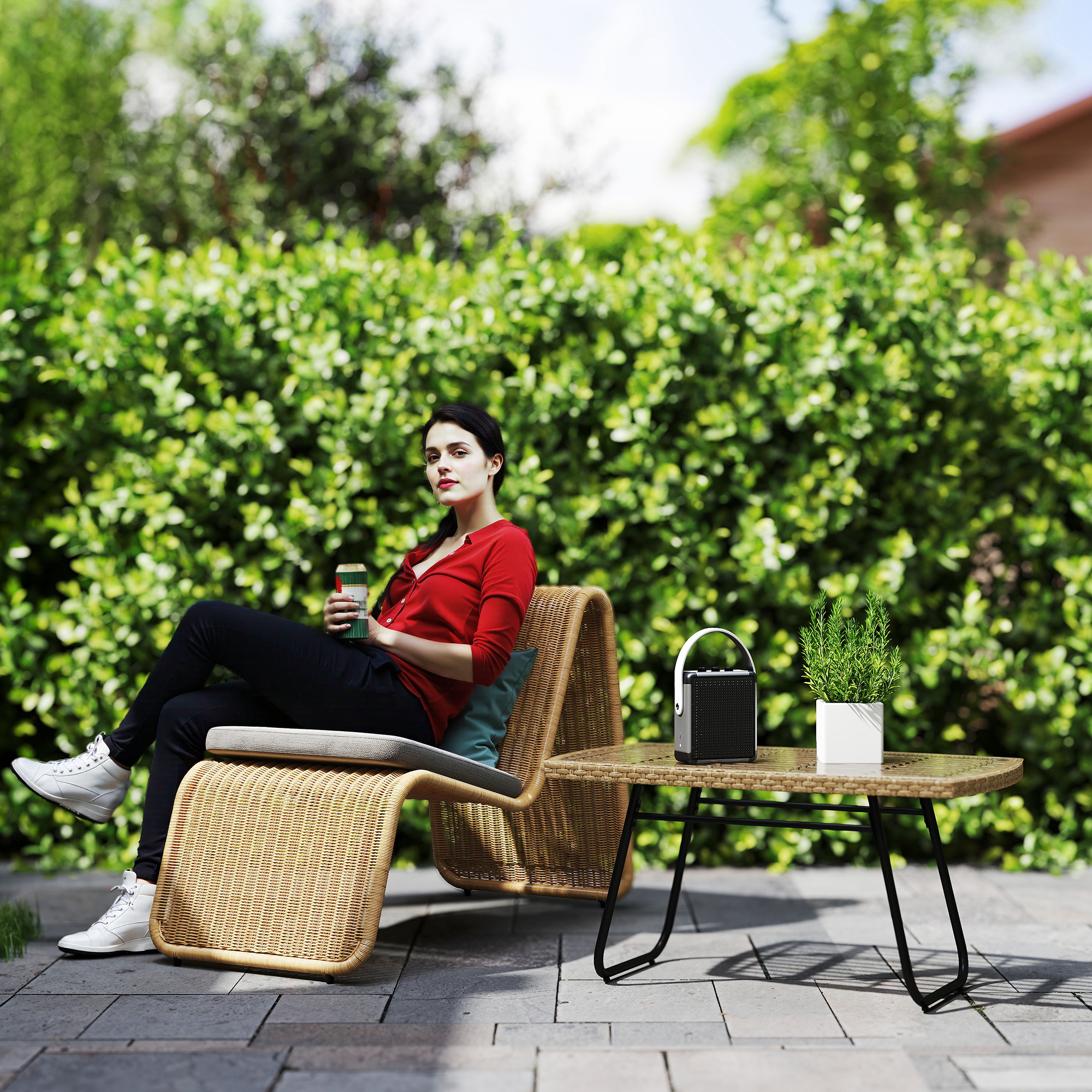 Havebord i polyrattan, 90 x 50 x 45 cm, UV-bestandigt sidebord med glasplade, rektangulært havebord, balkonbord til have, terrasse, altan, naturtræ