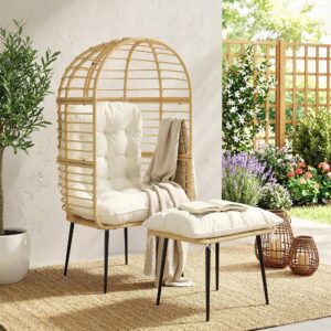 Havestol med fodskammel, ægformet fletstol i PE-rattan med lange og tykke hynder, metalstel, beige