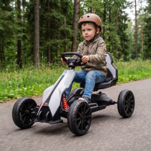Elektrisk Gokart til Børn 12 V 3-5 km/t Driftkart med 2-vejs justerbar tilstand, sikkerhedssele, rat, Gokart Børnekøretøj til 3-8-årige, Hvid