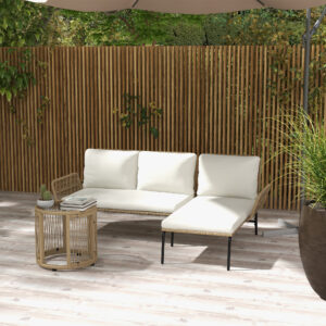 Rattan havemøbelsæt med loungestol, sofabord, to-personers og cremefarvede sædehynder til terrasse og balkon
