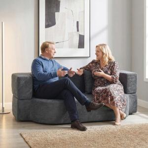 Sovesofa, gulvsofa uden stel med tykt skum med høj densitet, bredt og dybt sæde, mørkegrå